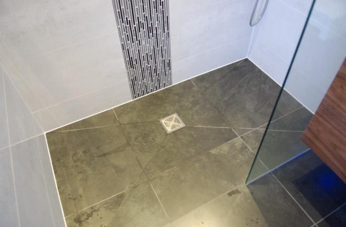 Wet-room style floor incorporating shower tray 
