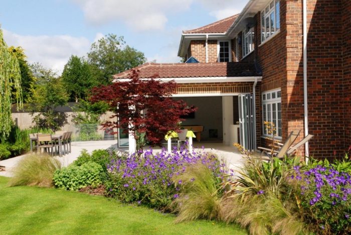 Bi-fold doors and minimalist corner post create a seamless link between inside and outside spaces