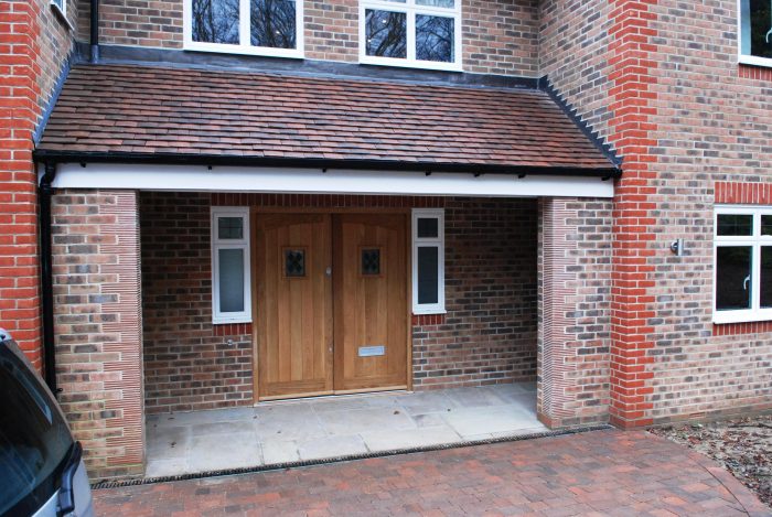 Front porch with decorative tile-work surround